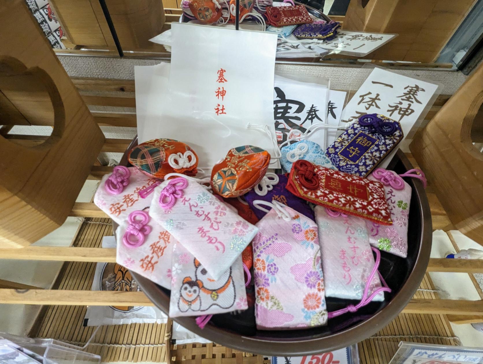 あのインパクト大「塞神社」ではオモシロお菓子はいかが？-2