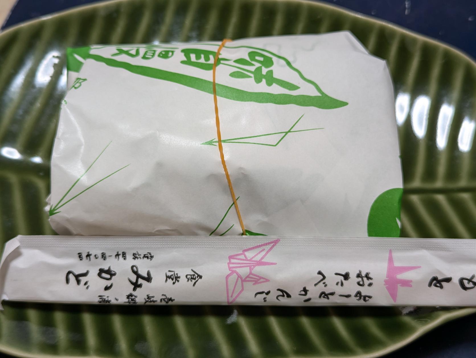 島民に愛されて５０年以上。うどん屋が作る、大きな「いなり寿司」-5