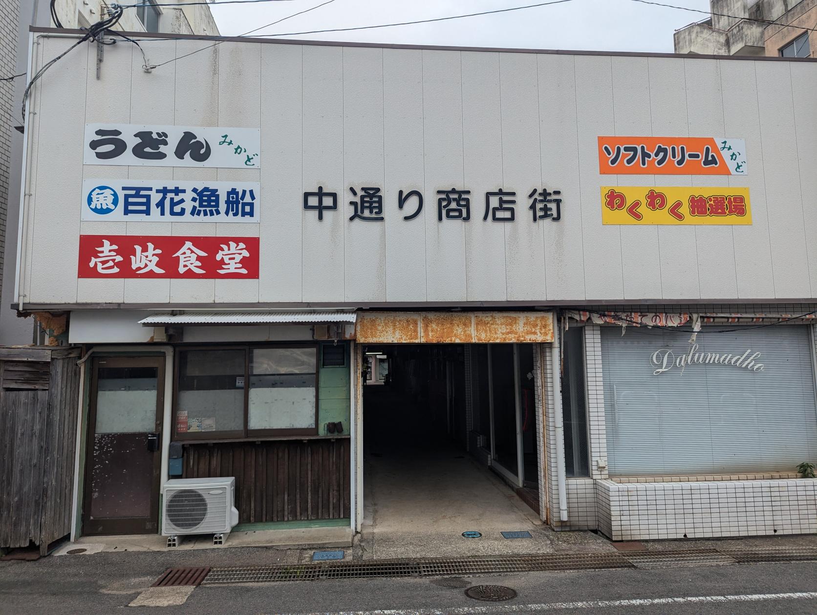 島民に愛されて５０年以上。うどん屋が作る、大きな「いなり寿司」-4