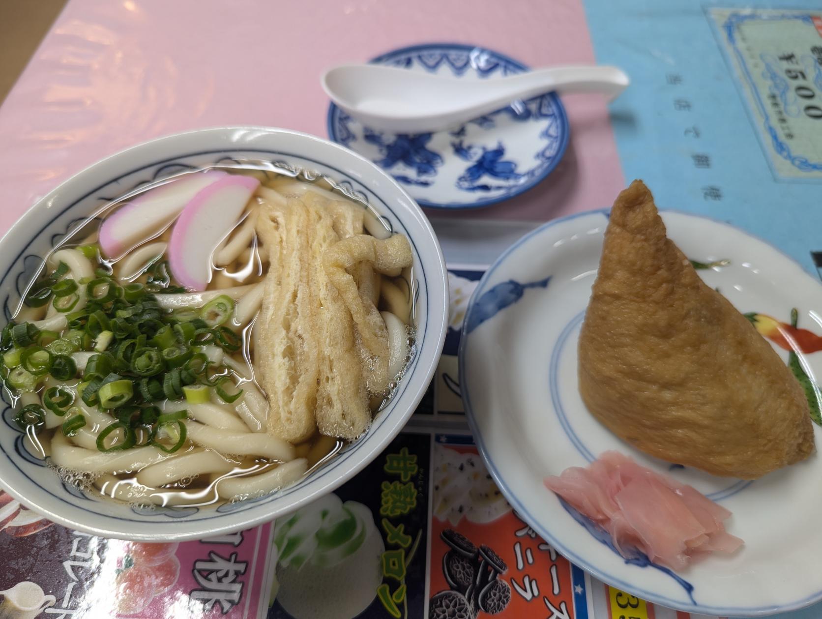 島民に愛されて５０年以上。うどん屋が作る、大きな「いなり寿司」-1