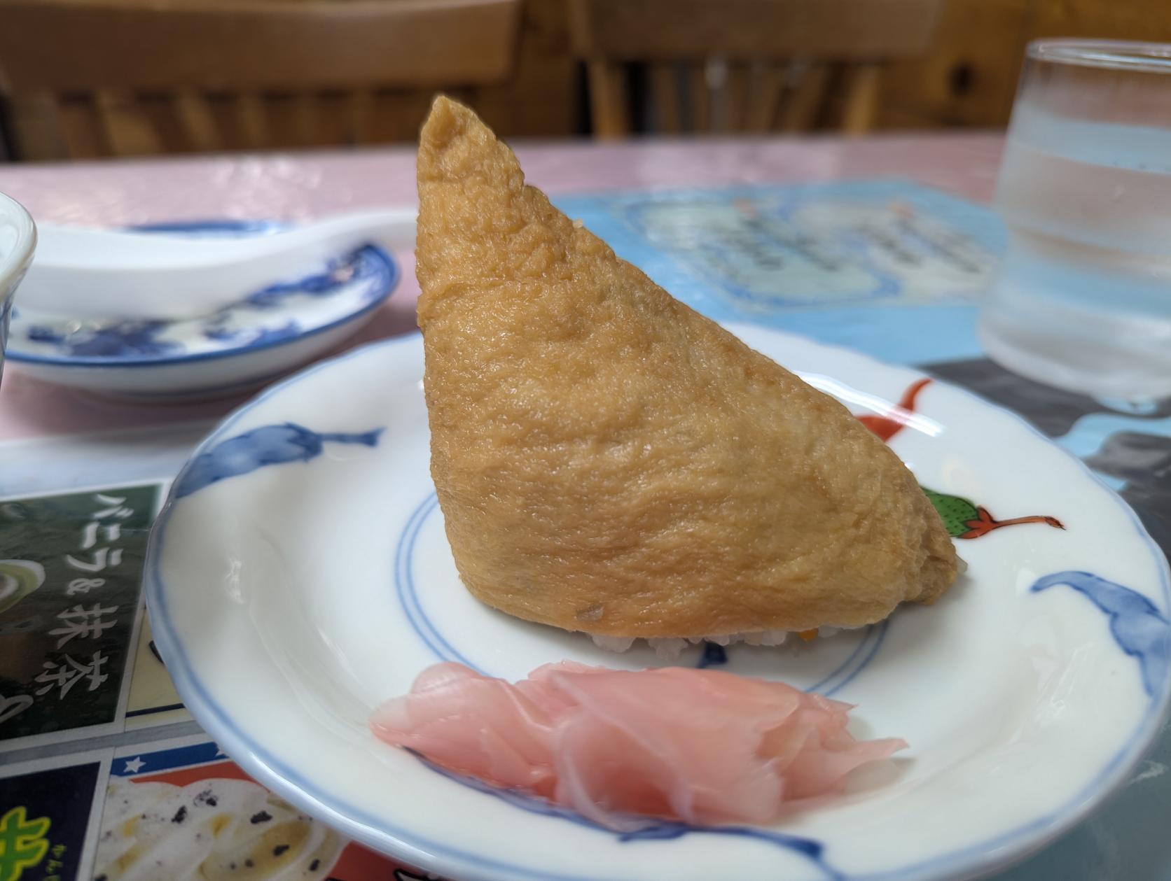 島民に愛されて５０年以上。うどん屋が作る、大きな「いなり寿司」-0