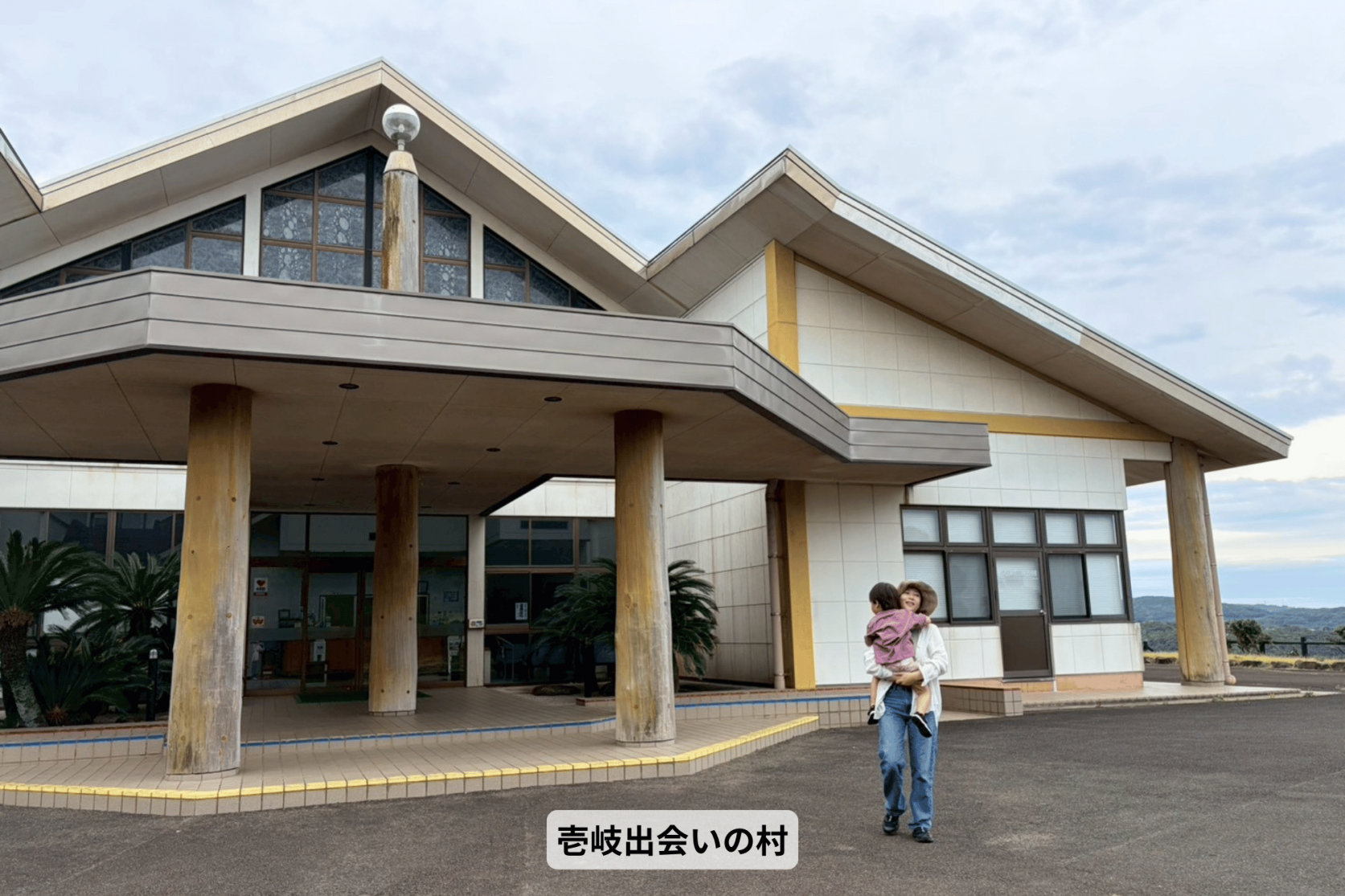 壱岐出会いの村で草すべり-0