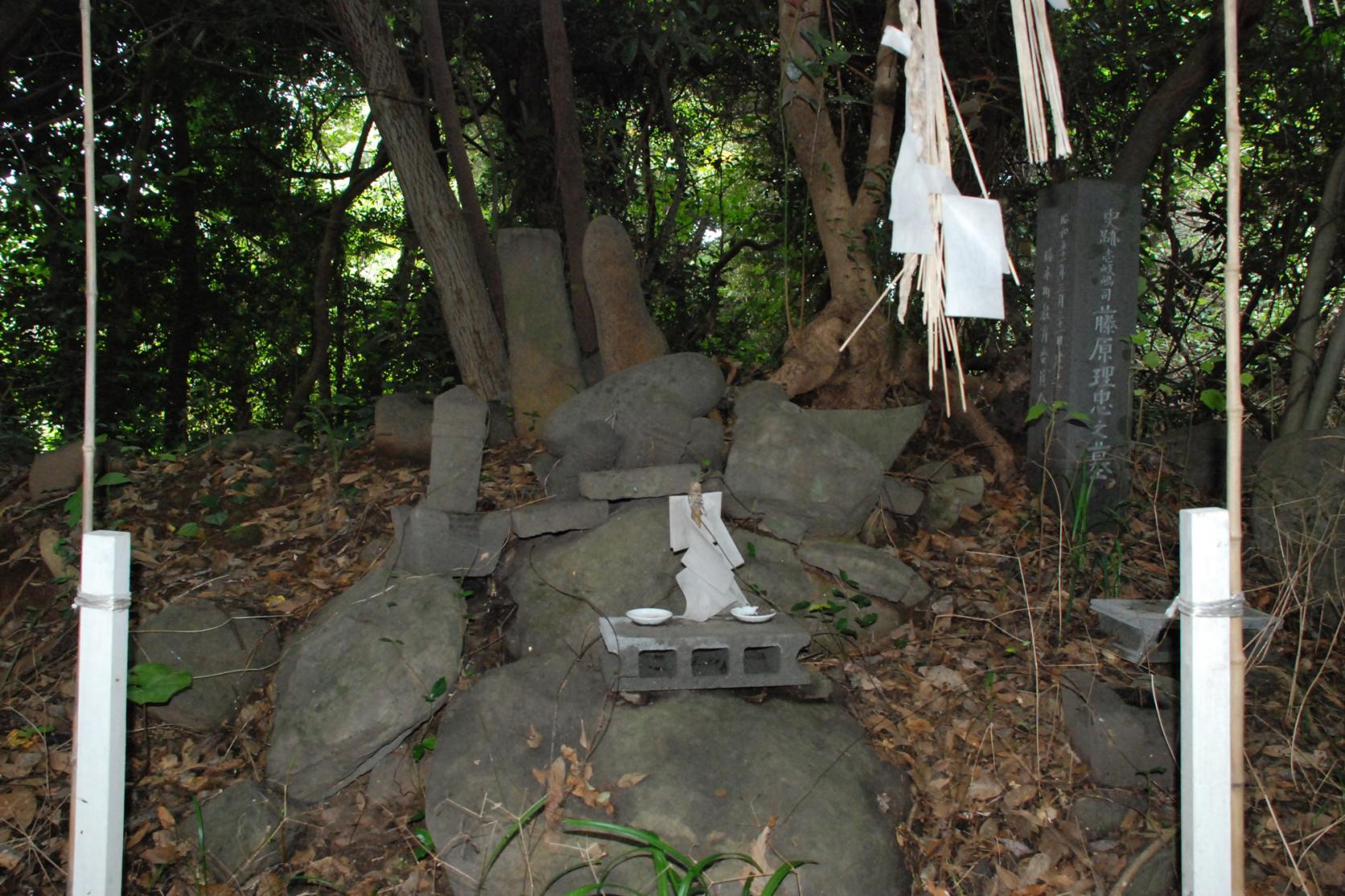 藤原理忠の墓（壱岐市教育委員会提供）