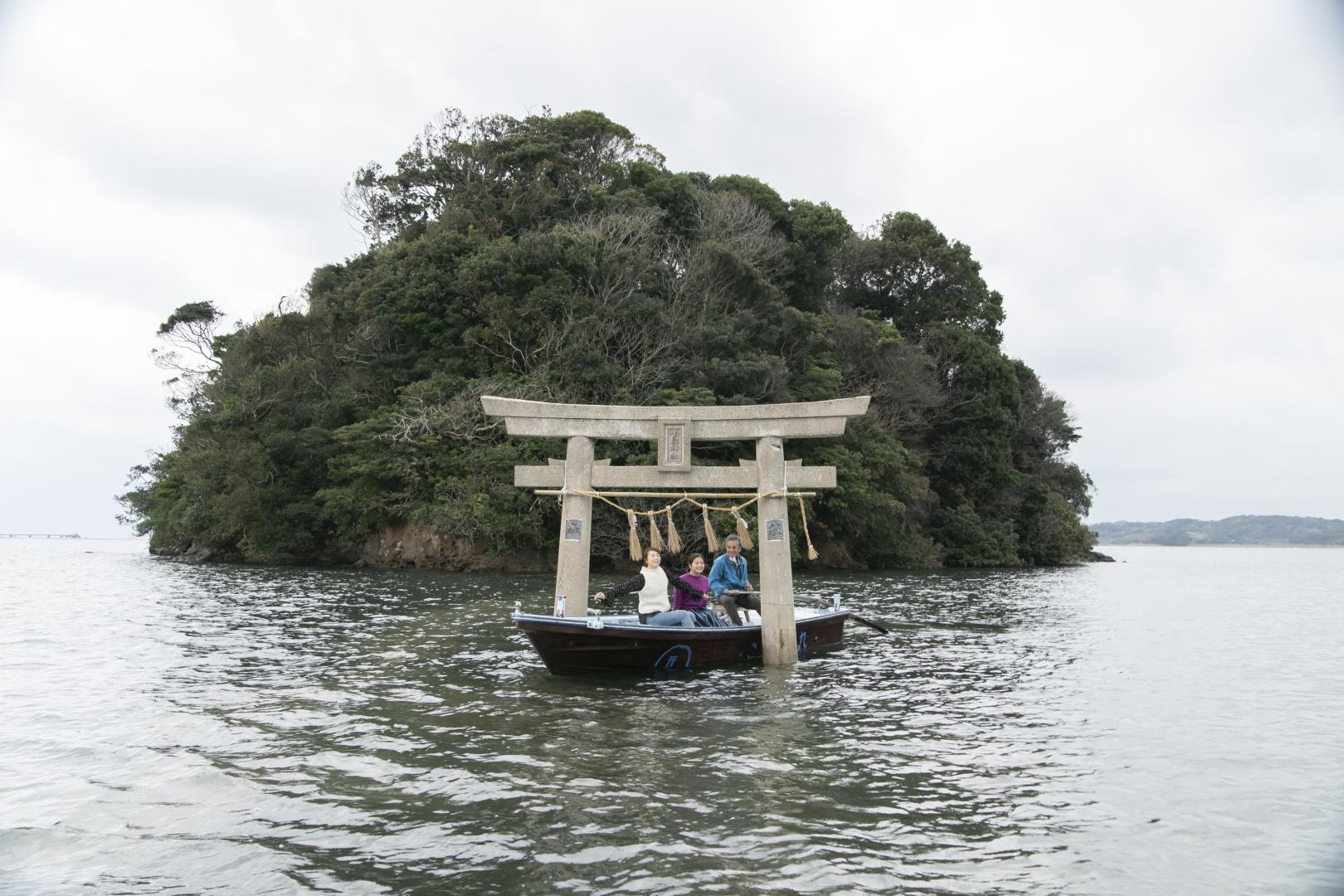 満潮時は「小島伝馬船」に乗って鳥居をくぐろう！