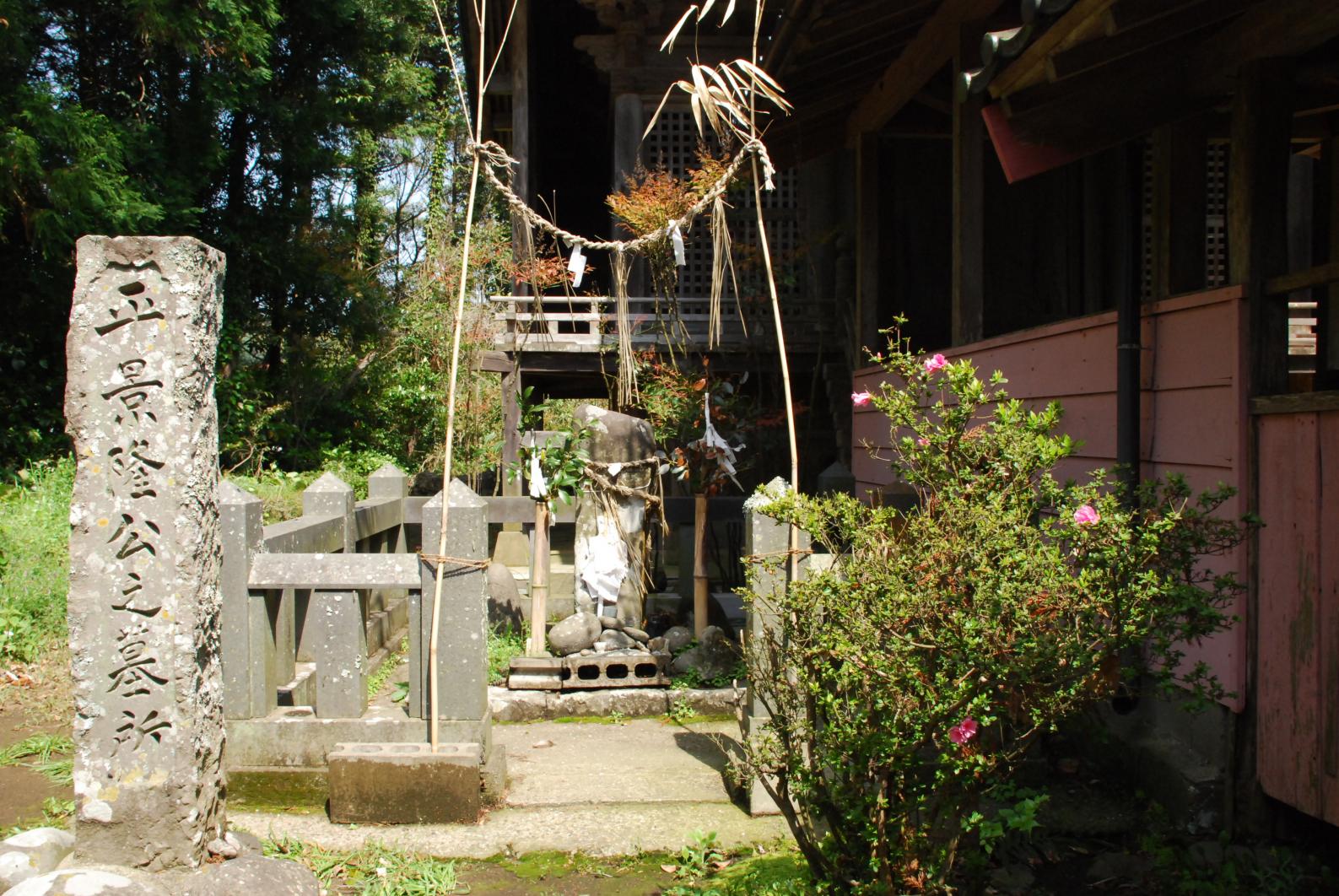 平景隆の墓（壱岐市教育委員会提供）