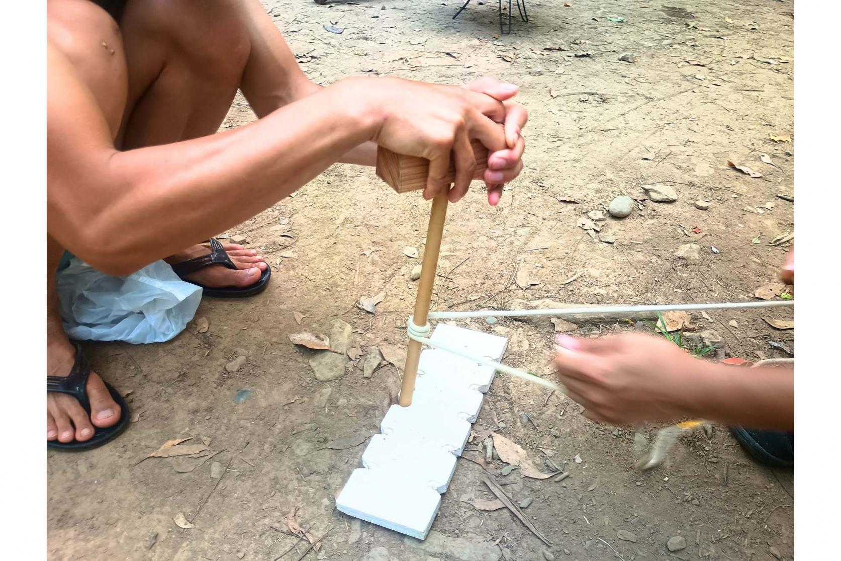 原始式の火起こしに挑戦！火がついた瞬間に思わず歓声-2