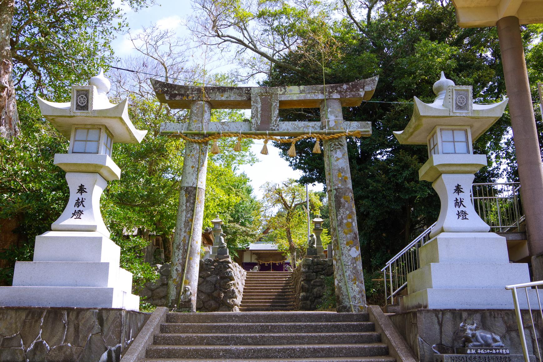 300体以上の石猿が参拝者を迎える「男嶽（おんだけ）神社」-0