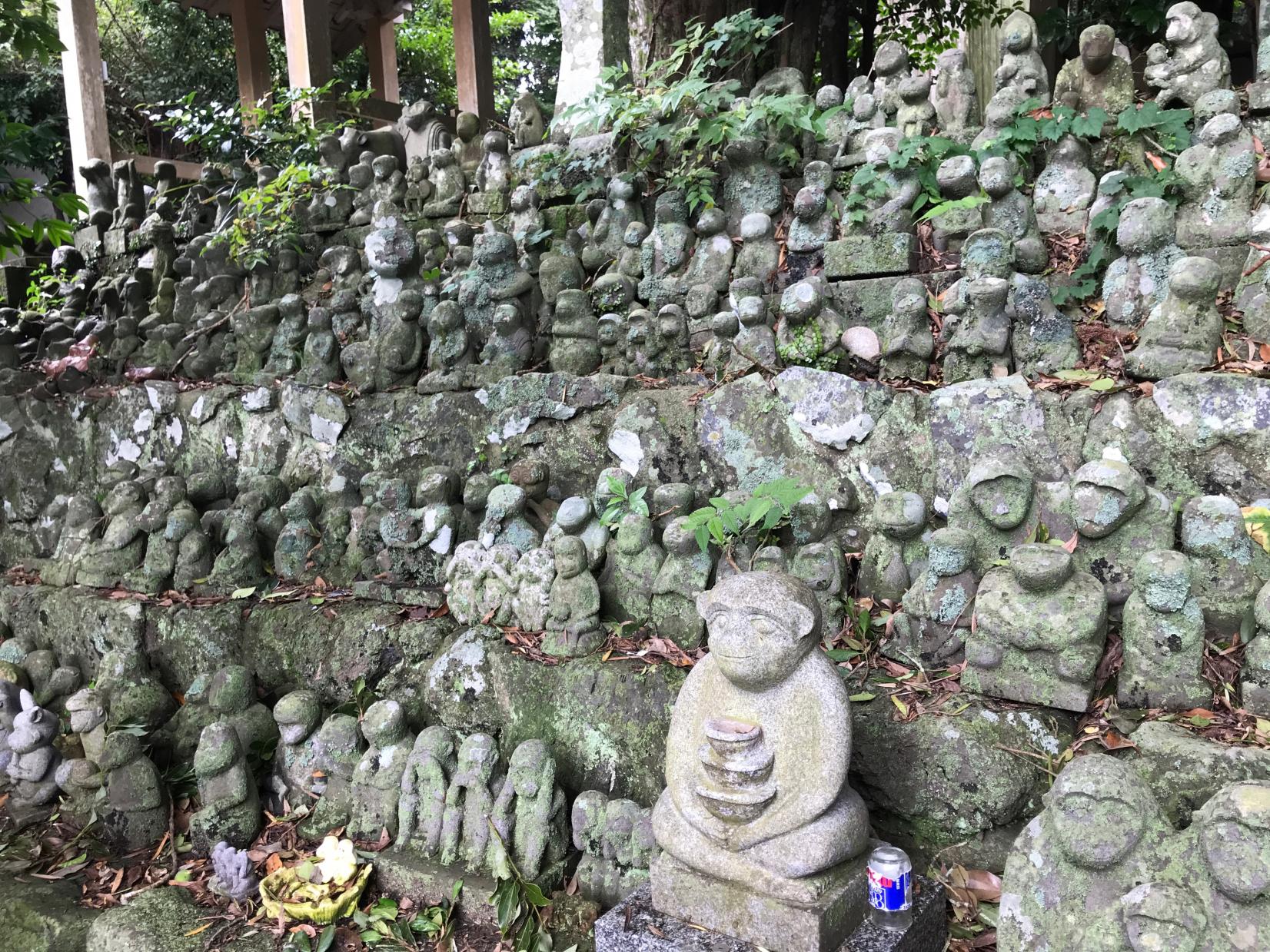 300体以上の石猿が参拝者を迎える「男嶽（おんだけ）神社」-4