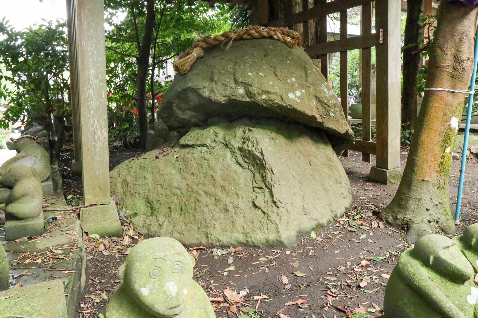 300体以上の石猿が参拝者を迎える「男嶽（おんだけ）神社」-3