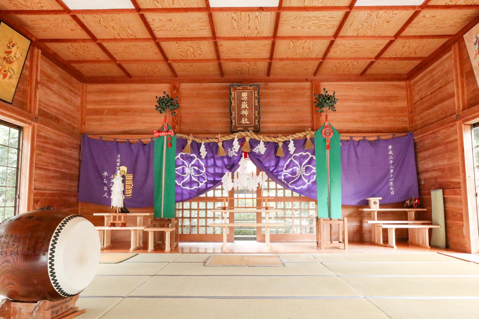 300体以上の石猿が参拝者を迎える「男嶽（おんだけ）神社」-2