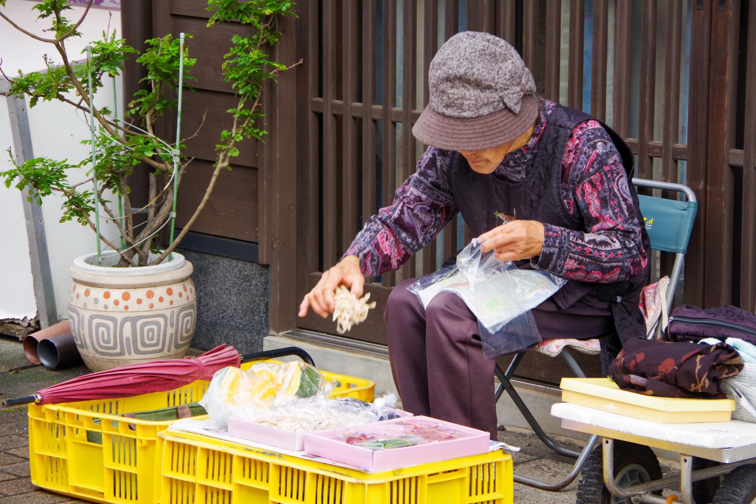 商店街では、路面に野菜や乾物、つまみ食いしたくなる自家製総菜まで-0