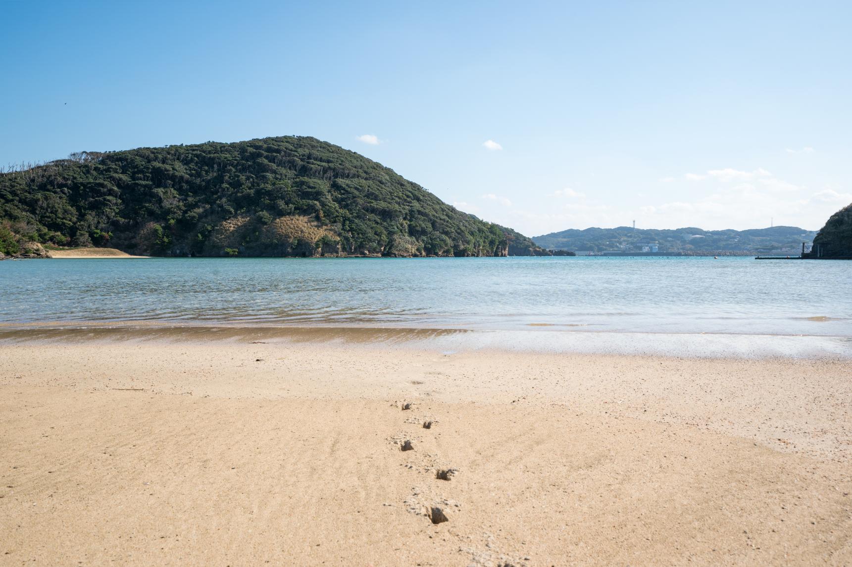 春から秋まで楽しめる、絶景スポット満載の無人島-0