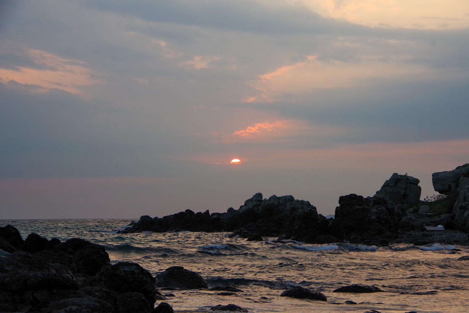 神々しい輝きに感動!!「乙島の浜」から望む朝日-2