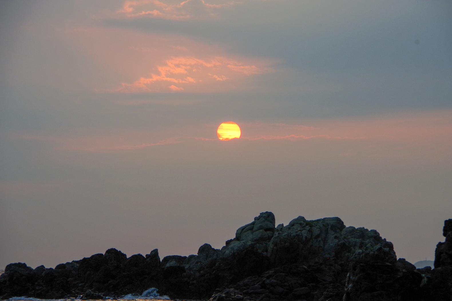 神々しい輝きに感動!!「乙島の浜」から望む朝日-3