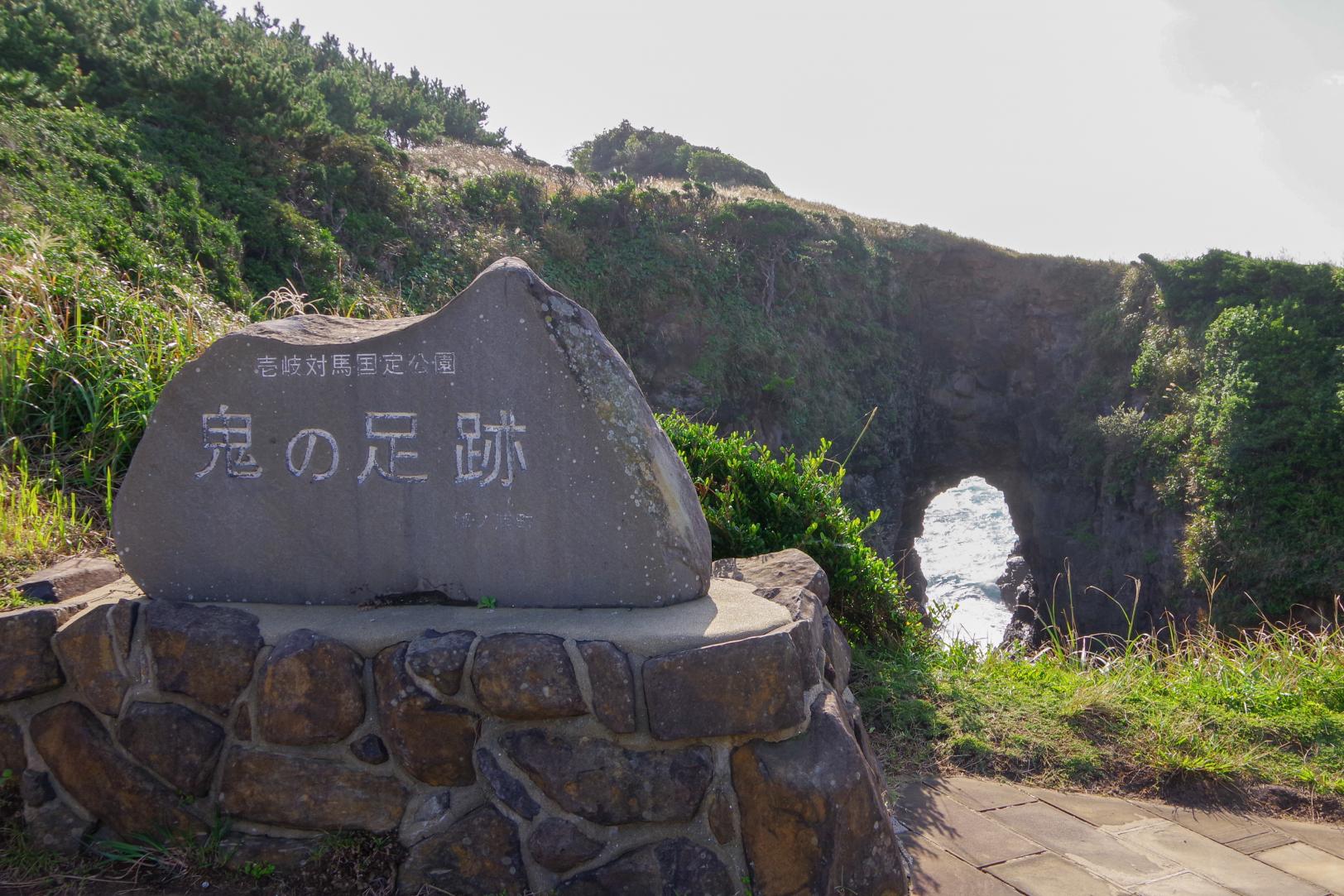 「鬼の足跡」に沈む夕日は、まるで天地創造のワンシーン-1