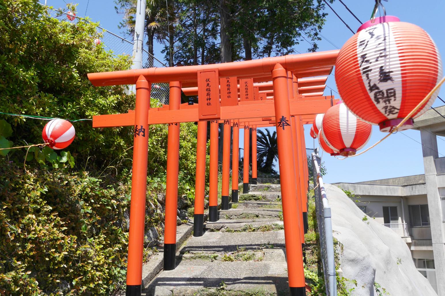 朱色の鳥居が連なる伏見稲荷神社-0