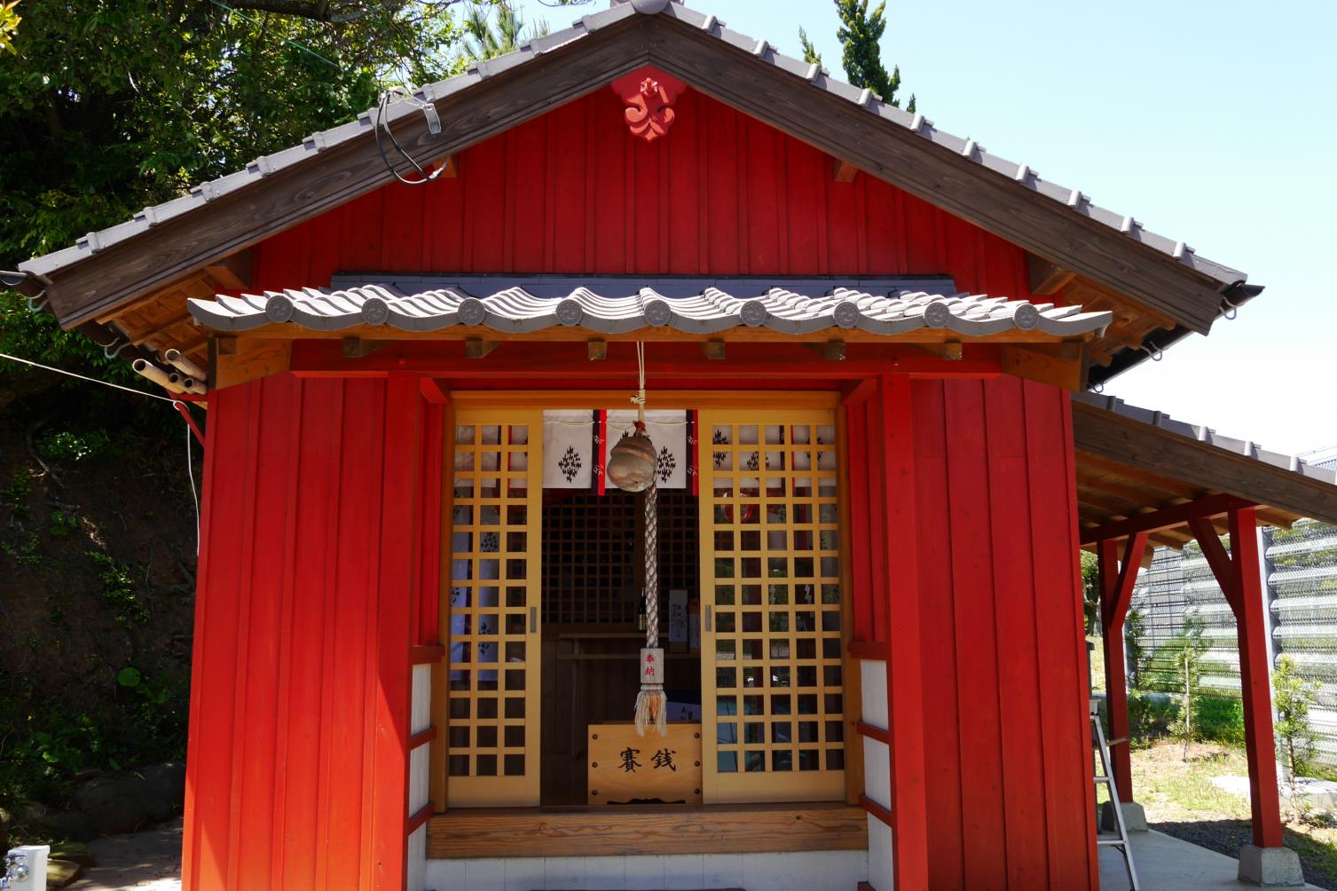 朱色の鳥居が連なる伏見稲荷神社-1