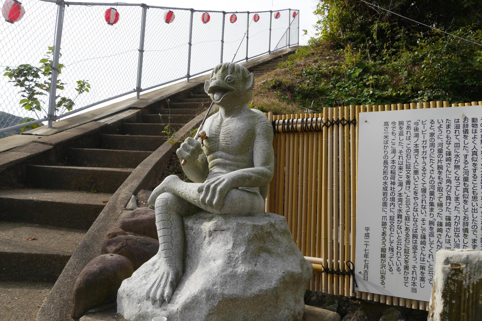 朱色の鳥居が連なる伏見稲荷神社-3