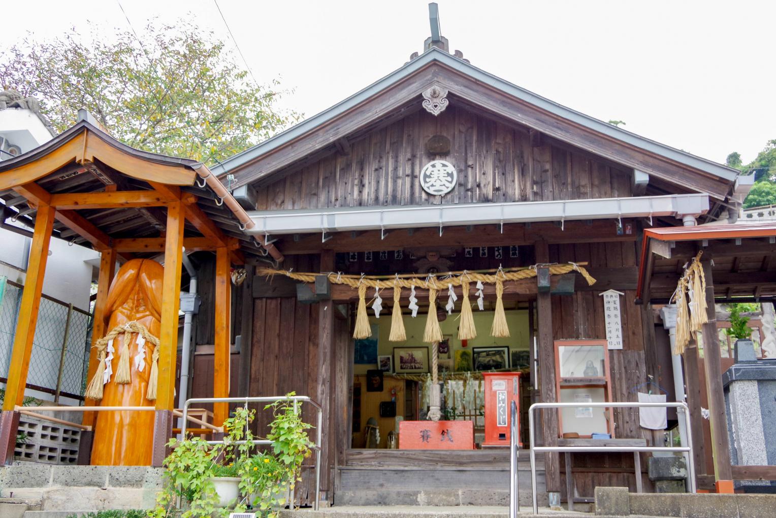 巨大なシンボルが鎮座する塞神社-0