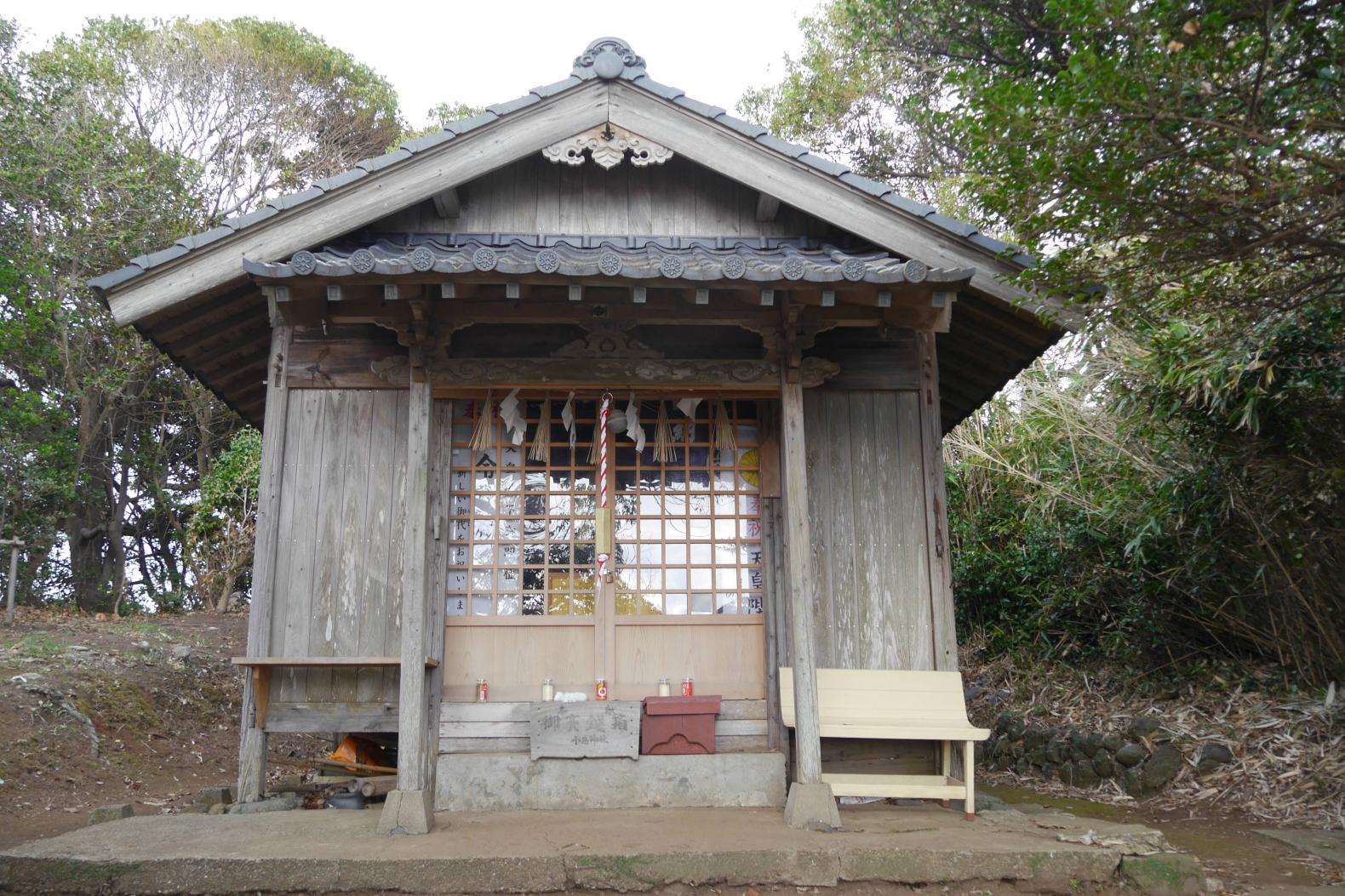 内海湾を見渡せるお社-0