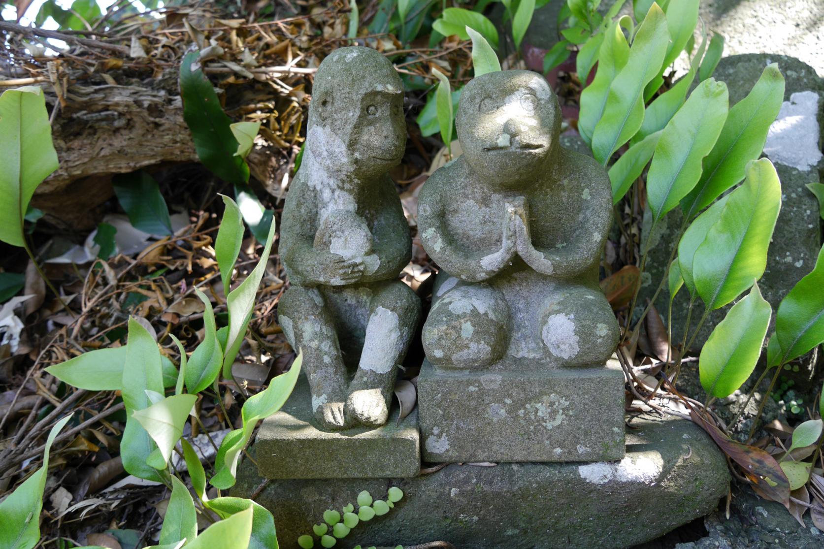 祈る石猿像-1