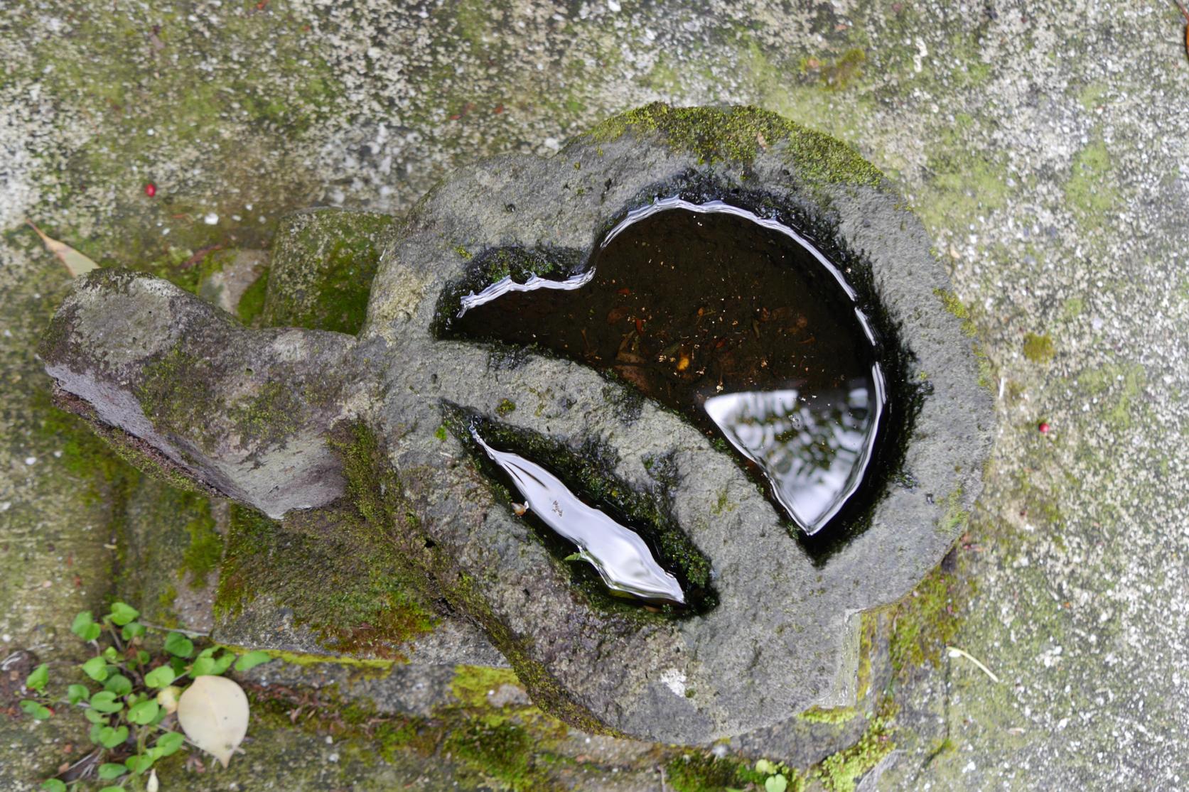 ハート型手水鉢-1